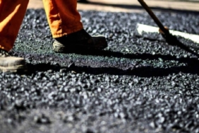 Denizlerden Toplanan Plastik Atıklar Geri Dönüştürülerek Yol Yapımında Asfalt Malzemesi Olarak Kullanılıyor